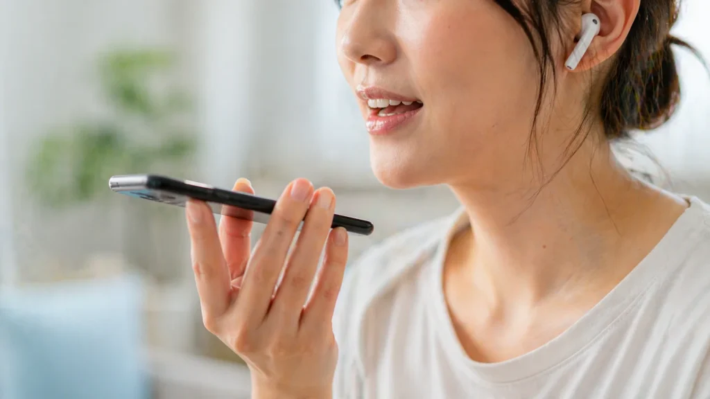 ChatGPTの音声モードで英会話を練習しているイメージ