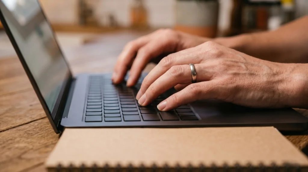 主婦がWebライティングの副業に取り組んでいるイメージ