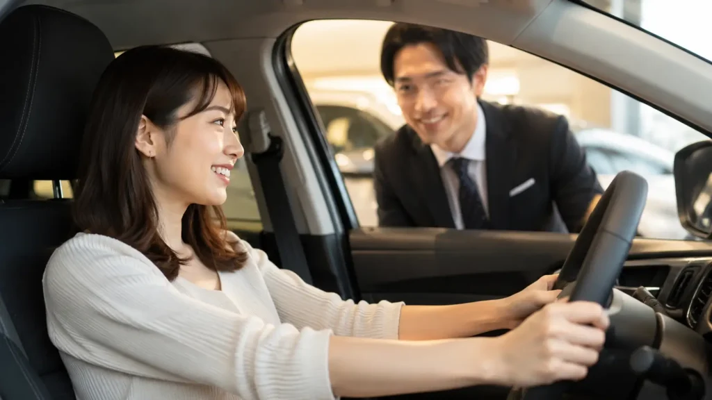 ディーラーで試乗中の女性